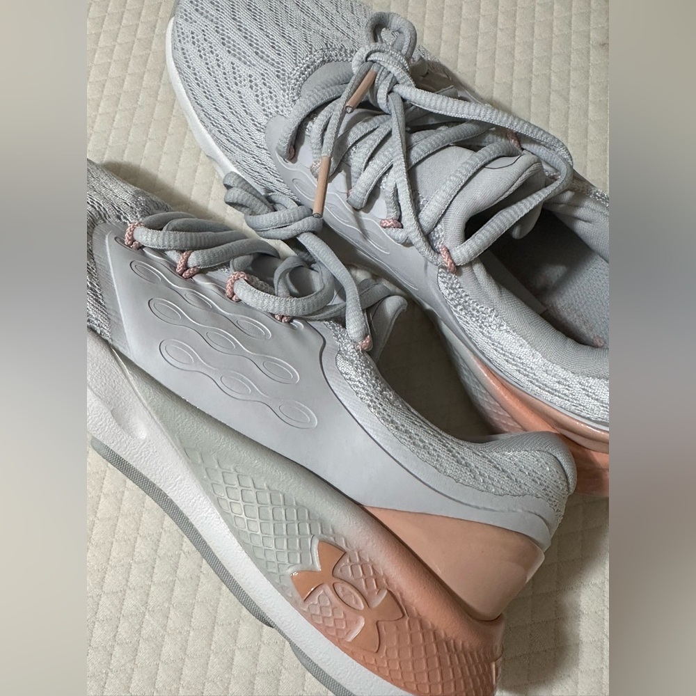 Under Armour Woman’s Sneaker size 7 1/2 gray. Never been wornn🤍 - Picture 5 of 12